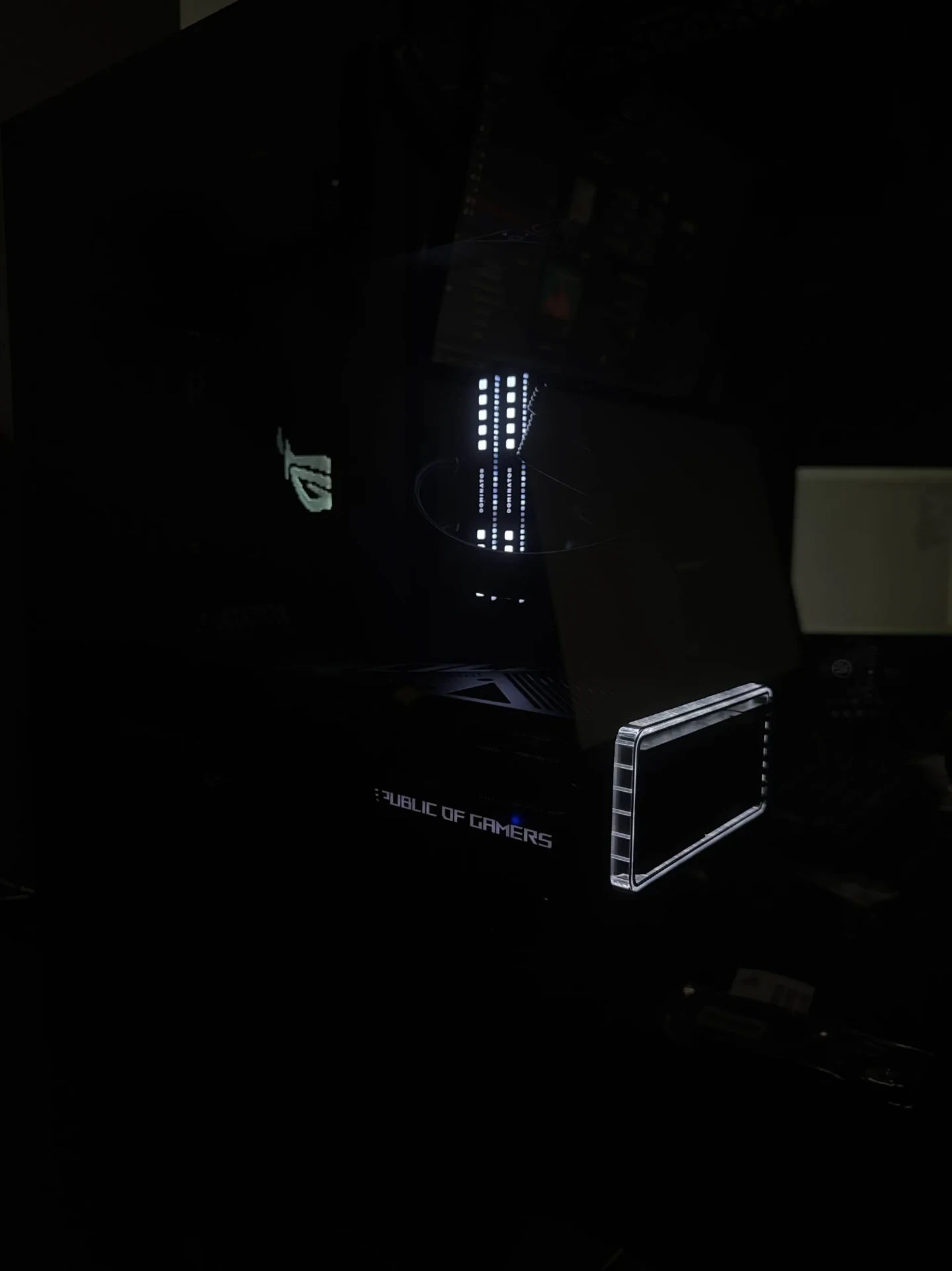 Gaming-PC Innenansicht mit GeForce RTX und AIO-Kühlung