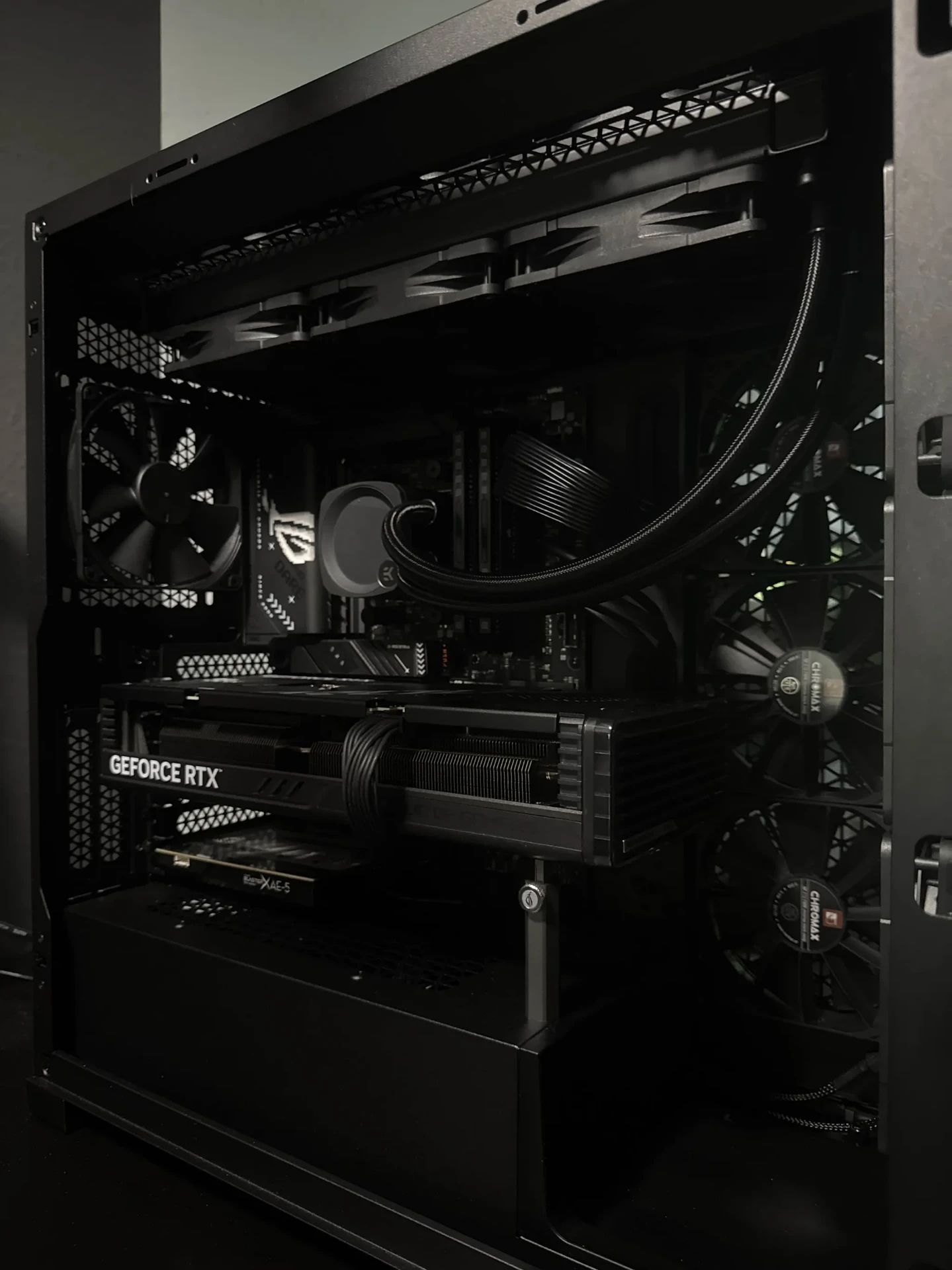 Gaming-PC mit beleuchtetem Corsair Dominator RAM und ROG Branding